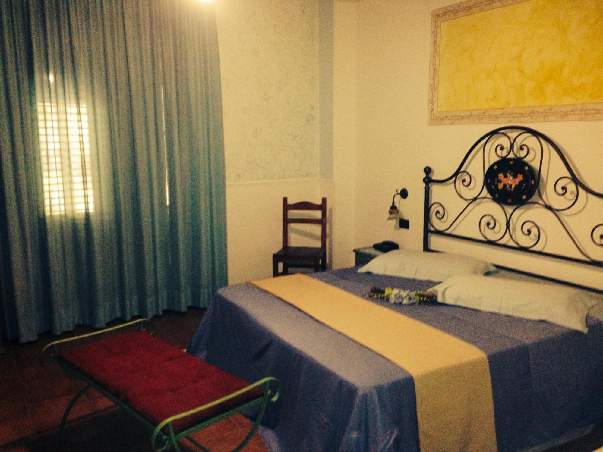 Hotel Oasi Da Paolo 卡斯泰卢佐 外观 照片