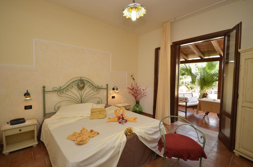 Hotel Oasi Da Paolo 卡斯泰卢佐 外观 照片