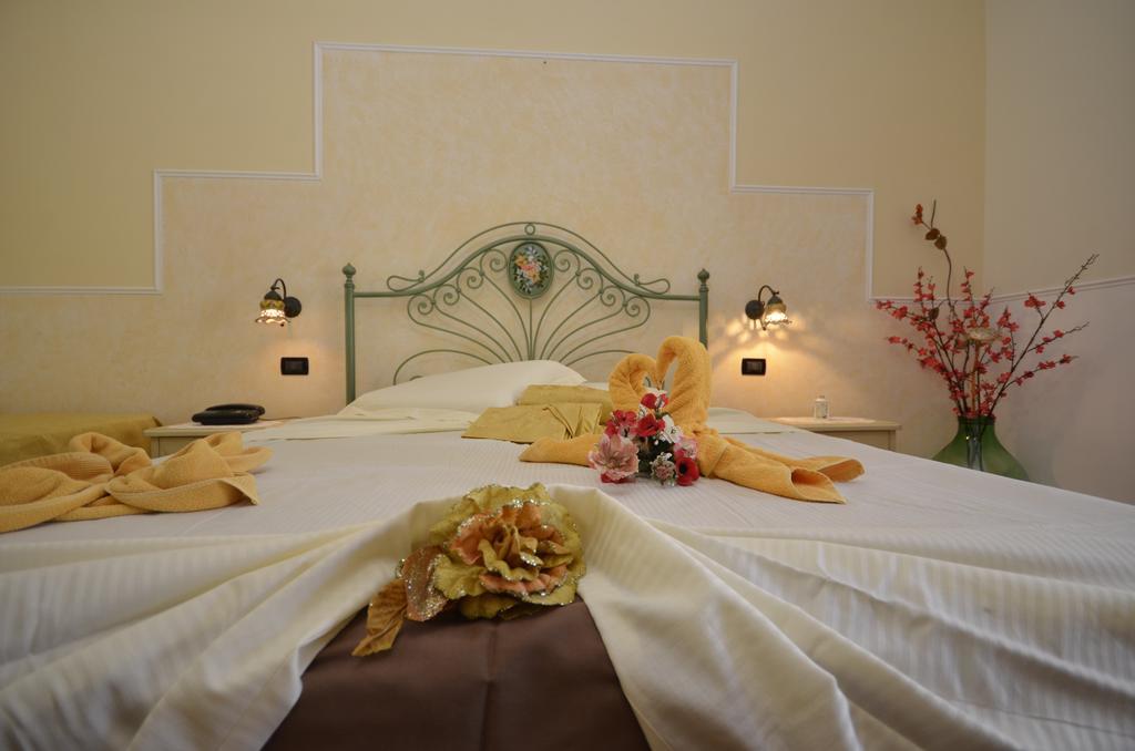 Hotel Oasi Da Paolo 卡斯泰卢佐 外观 照片